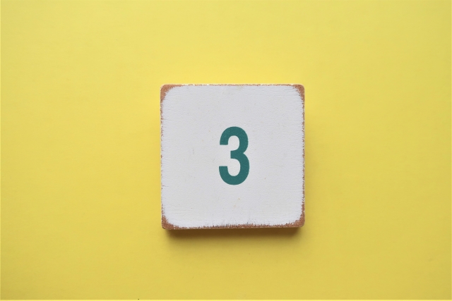 ３