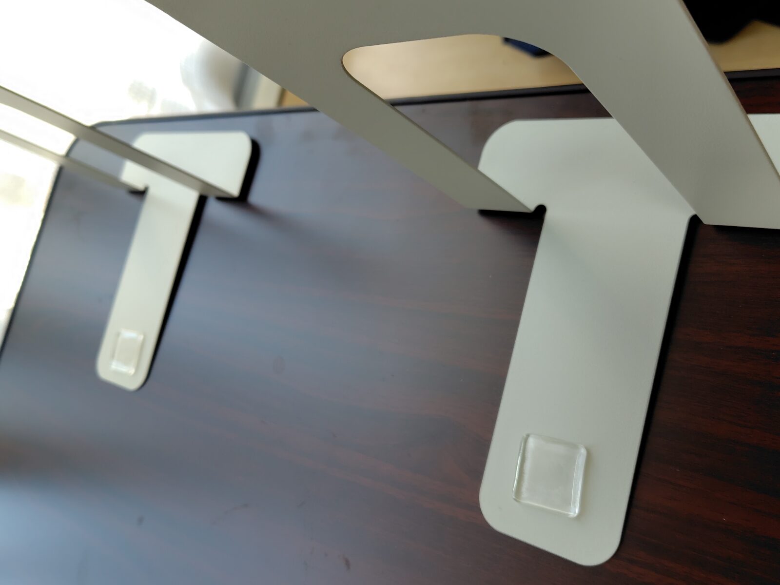 防振マットを貼ったブックエンドを、机に設置したところ