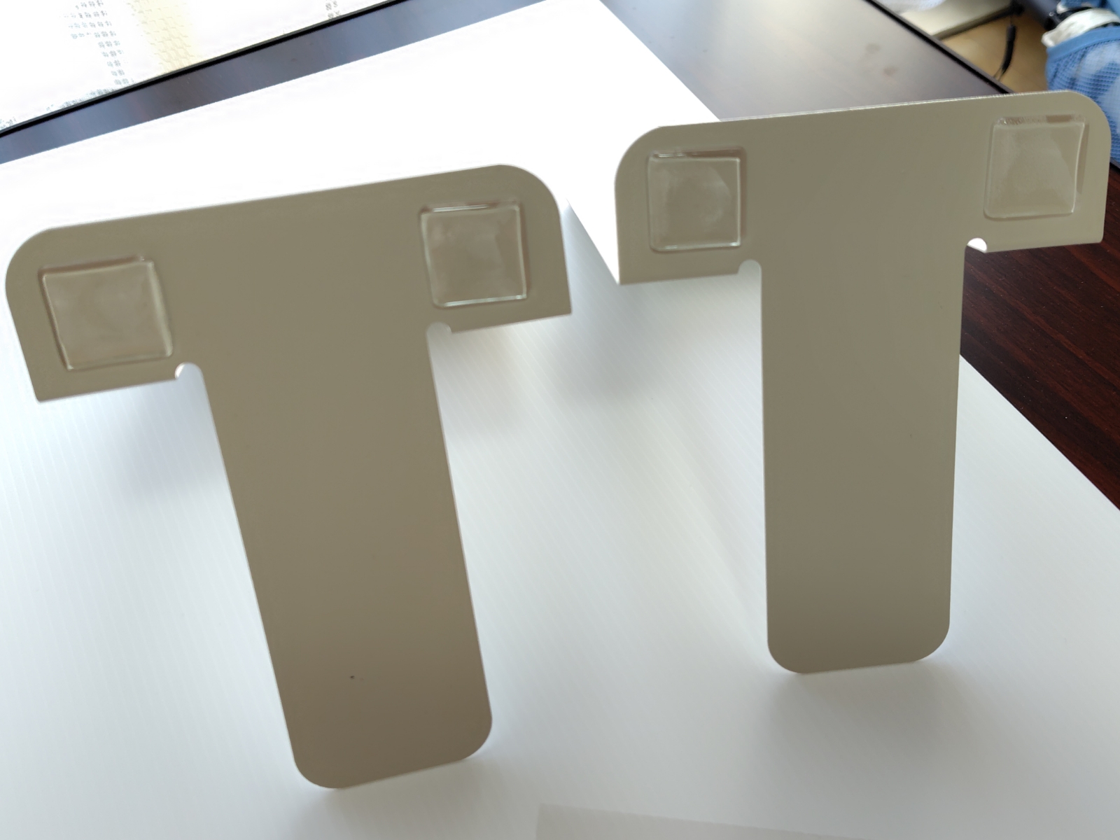 ブックエンドに防振マットを貼ったところ