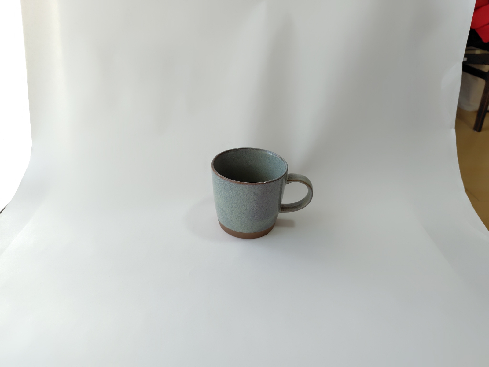 自作撮影ボックスでマグカップを撮影しているところ