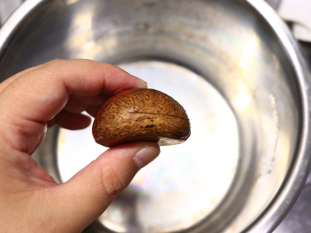 生の栗に包丁で切れ込みを入れたところ